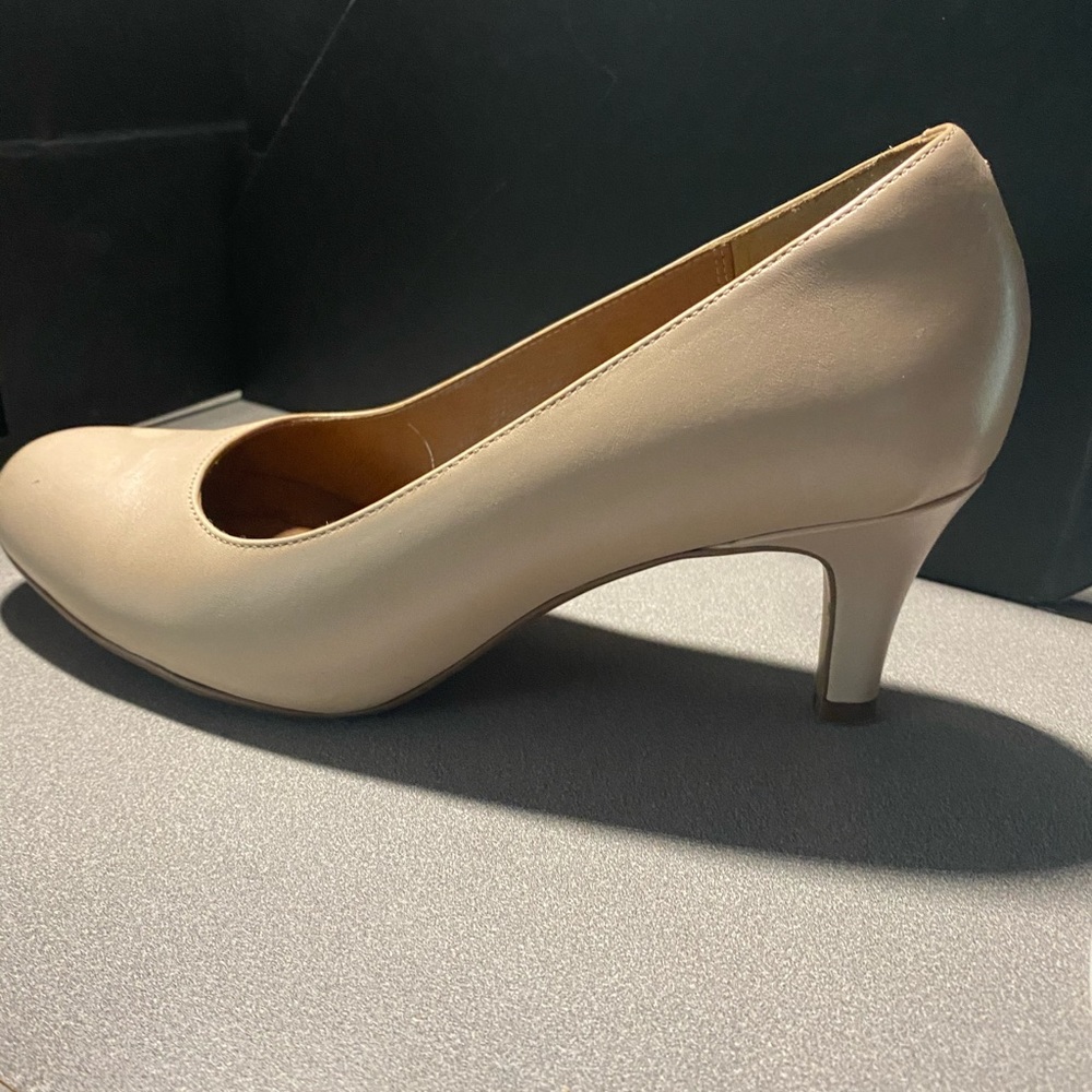 Clarks Beige Pumps (Comfy!) 2-2.5”heels